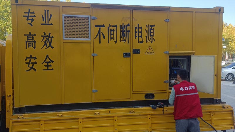 新罗柴油发电机组和UPS电源配合使用时，如何避免切换过程中的电力中断？